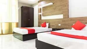 Une chambre d’hôtel moderne avec deux lits, une armoire et un mur décoratif en bois.