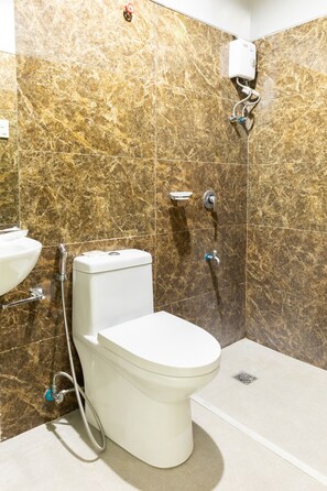 Kamar Twin Deluks | Kamar mandi | Shower, kloset, handuk, dan sabun