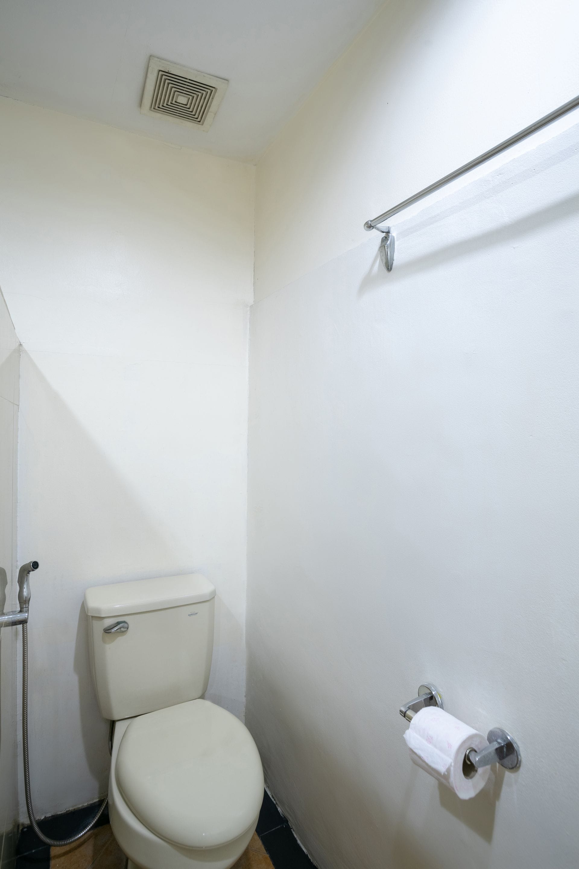 premier family room | bathroom | shower, slippers, bidet, towels