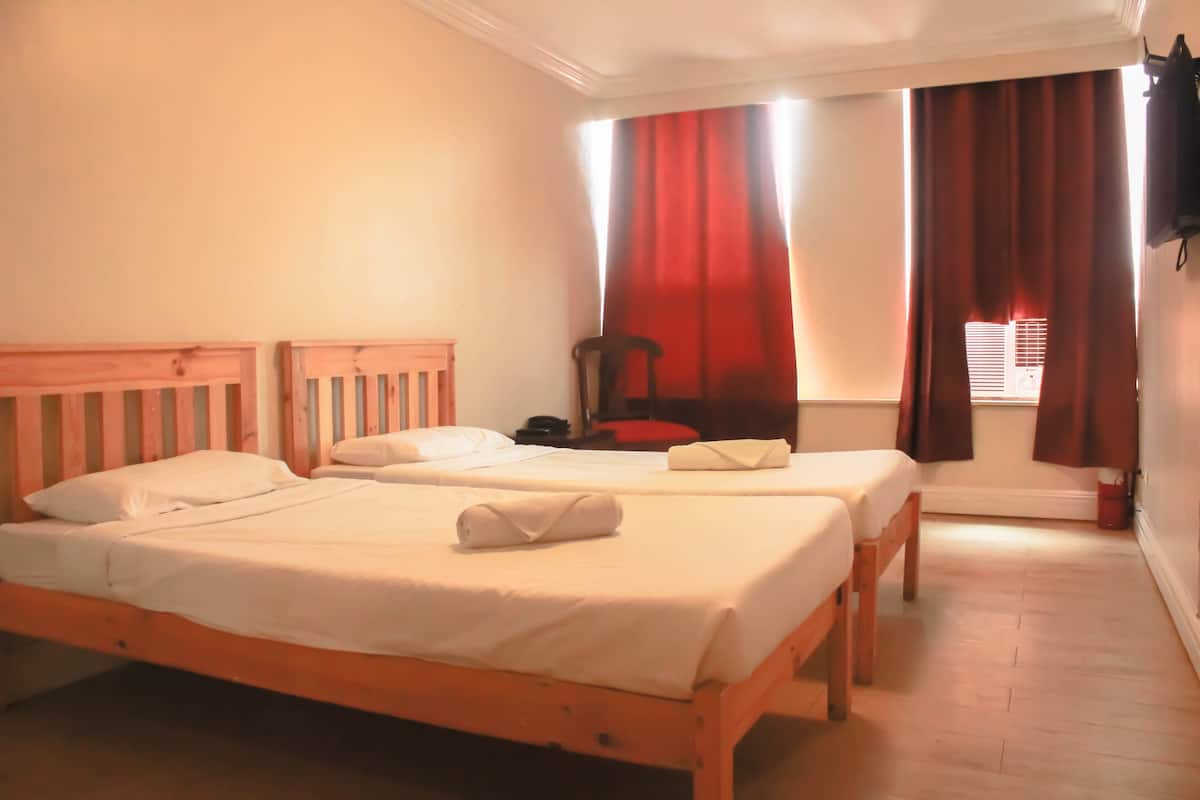 deluxe twin room | bathroom shower