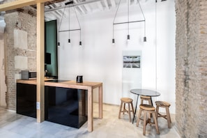 Deluxe-Apartment, 1 Schlafzimmer | Eigene Küche | Großer Kühlschrank, Mikrowelle, Ofen, Herdplatte