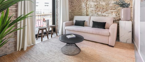 Alloggio Deluxe su due livelli, 2 letti matrimoniali | Soggiorno | TV a schermo piatto 49 pollici con canali digitali, Smart TV