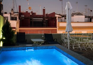 Outdoor pool - Slow Suites Maestranza (Seville)