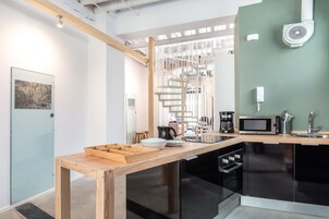 Dúplex Deluxe, 2 camas dobles | Cocina privada | Frigorífico grande, microondas, horno y placa de cocina