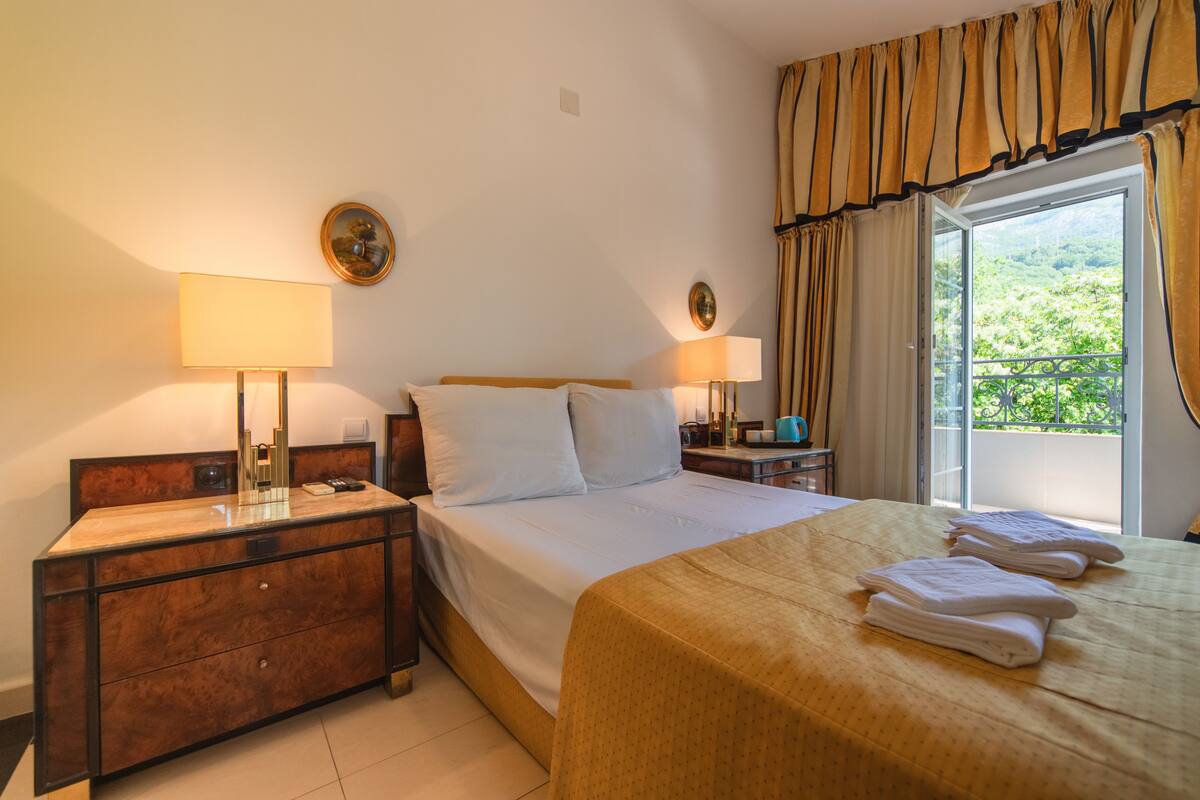 Habitación básica doble, vista a la montaña | Tabla de planchar con plancha, camas extra, wifi gratis y ropa de cama