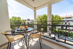 Habitación triple clásica, vista al jardín | Balcón