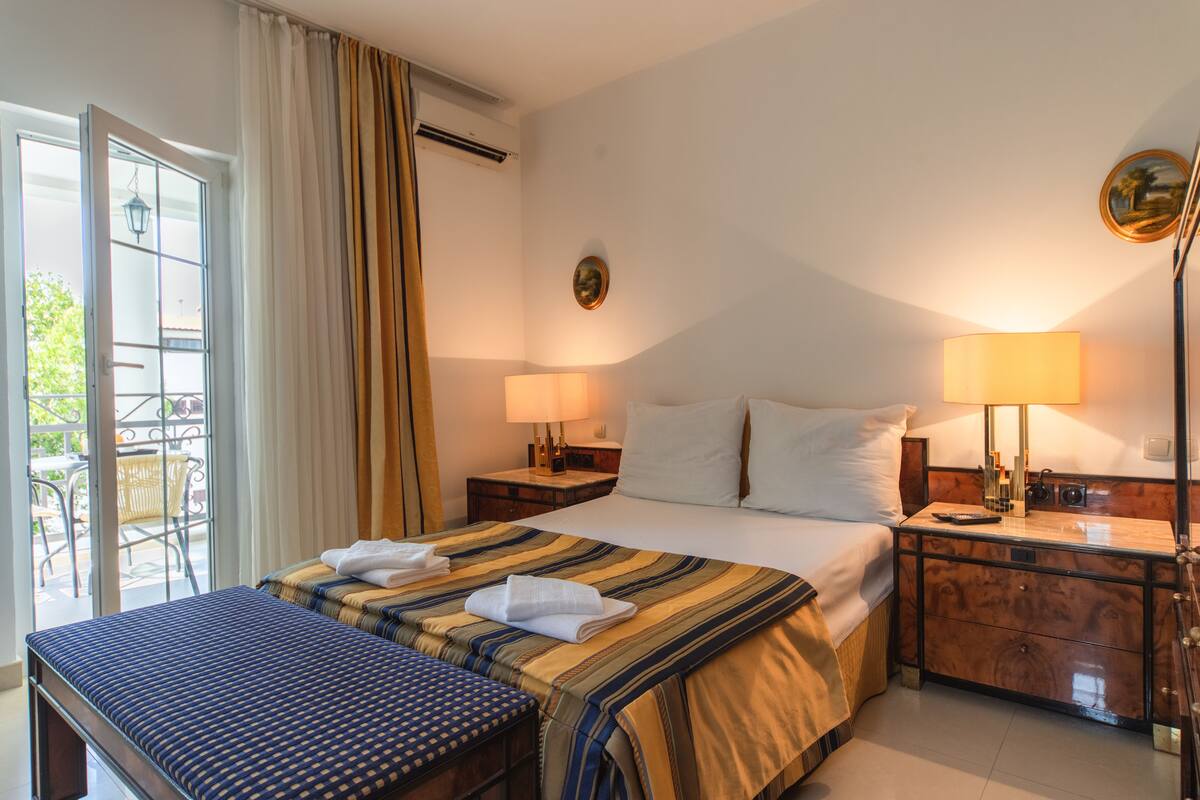 Habitación triple clásica, vista al jardín | Tabla de planchar con plancha, camas extra, wifi gratis y ropa de cama
