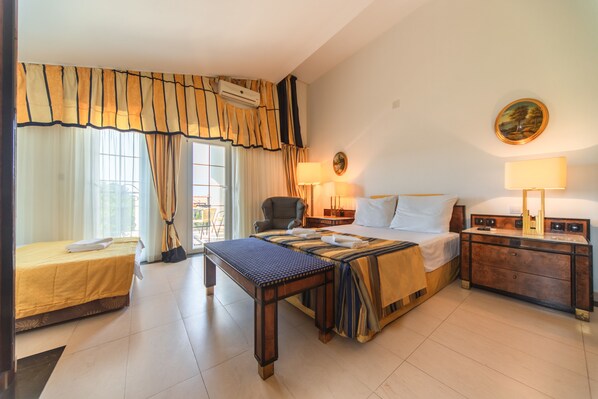 Habitación triple estándar, vista al mar | Tabla de planchar con plancha, camas extra, wifi gratis y ropa de cama