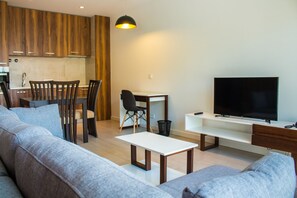 Superior appartement | Woonkamer | Plasmatelevisie