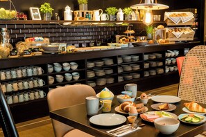 Daily buffet breakfast for a fee