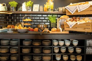 Se ofrece un desayuno bufé todos los días (por un coste adicional)