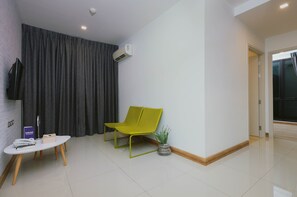 Quadruple Family (Bunk + Twin) | 거실 공간 | 케이블 채널 시청이 가능한 24인치 평면 TV, TV