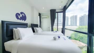 2 Bedrooms Family Suite (King + Twin) | โต๊ะทำงาน, ผ้าม่านกันแสง, Wi-Fi ฟรี, ผ้าปูที่นอน