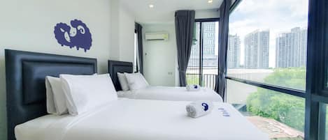 2 Bedrooms Family Suite (King + Twin) | โต๊ะทำงาน, ผ้าม่านกันแสง, Wi-Fi ฟรี, ผ้าปูที่นอน