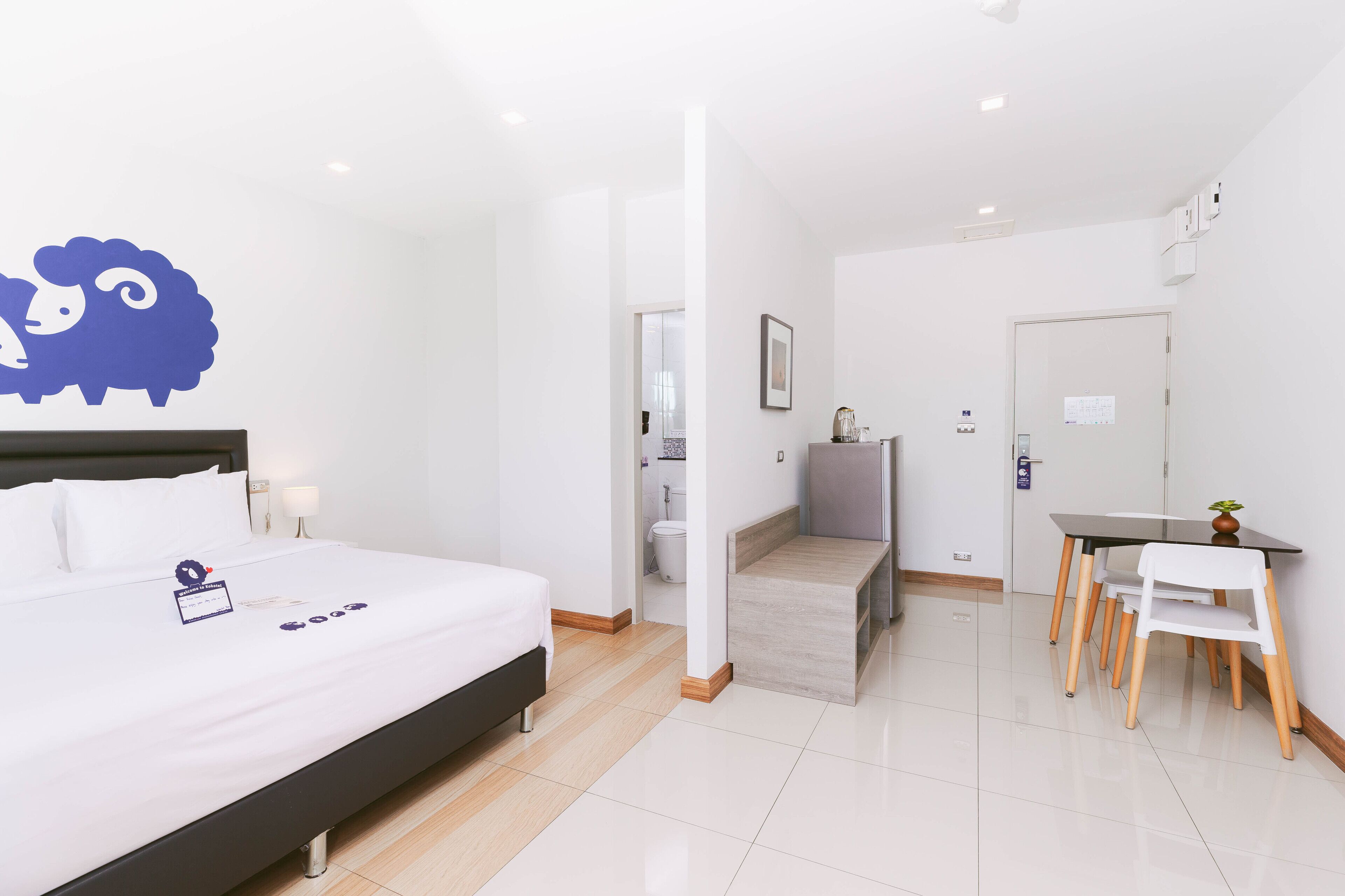 king room | desk, blackout curtains, free wifi, bed sheets