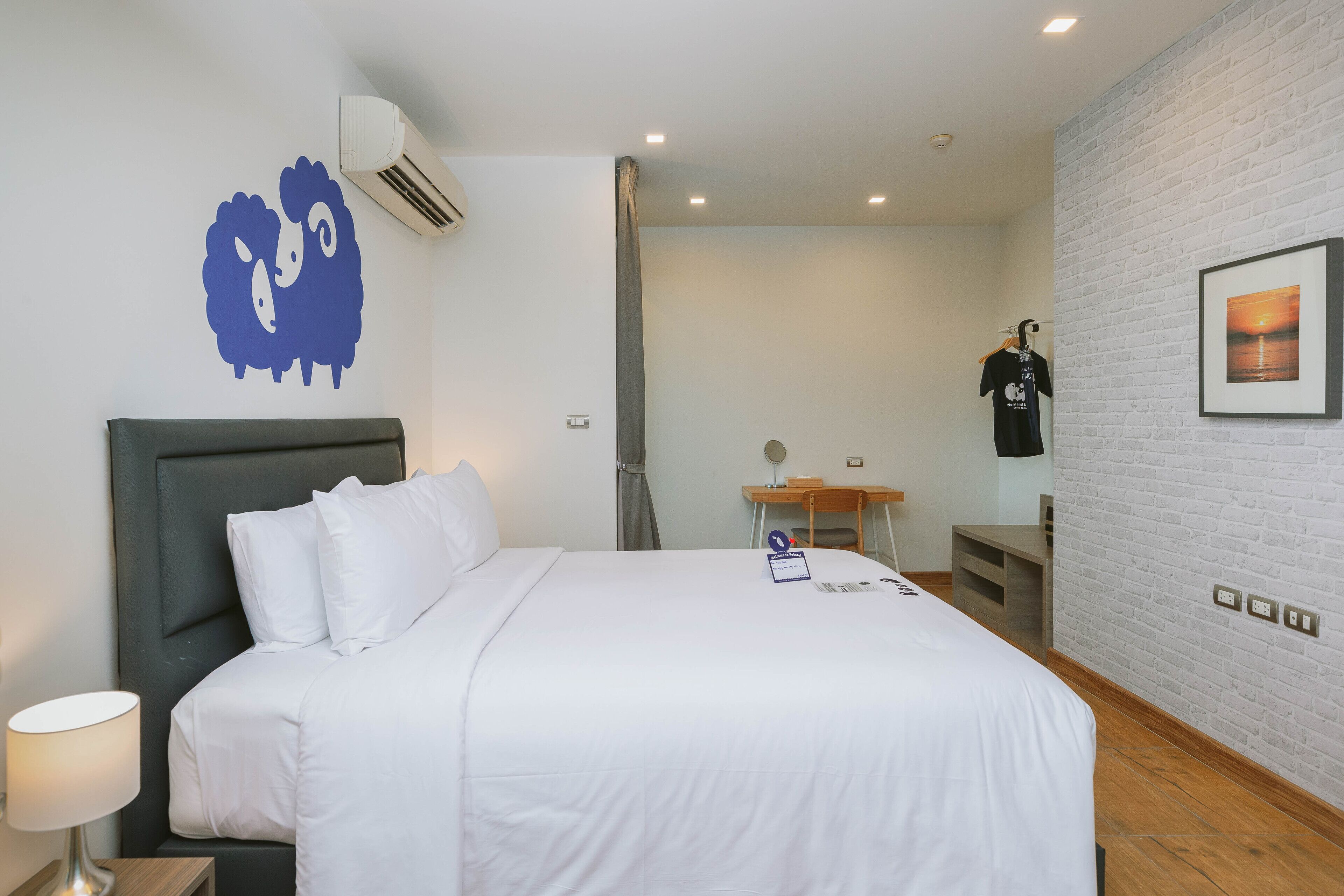deluxe king room | desk, blackout curtains, free wifi, bed sheets