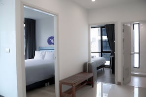 2 Bedrooms Family Suite (King + Twin) | Työpöytä, pimennysverhot, ilmainen Wi-Fi, vuodevaatteet