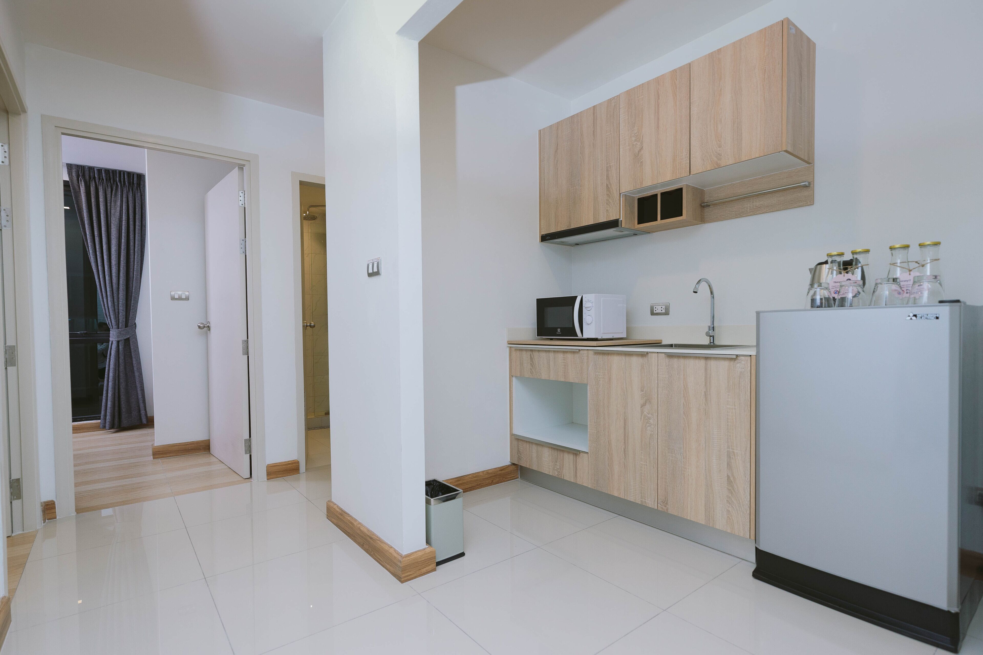 full-sized fridge, electric kettle