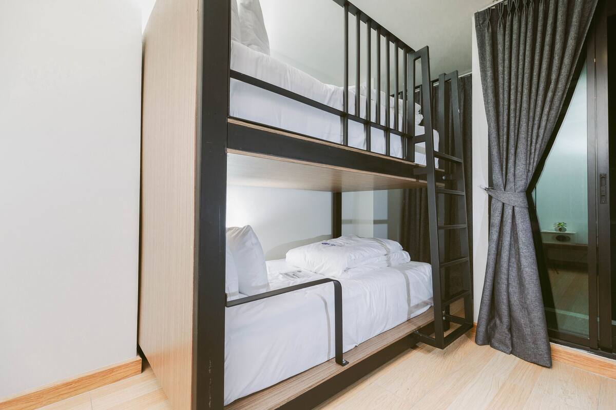 Quadruple Family (Bunk + Twin) | Bureau, rideaux occultants, Wi-Fi gratuit, draps fournis
