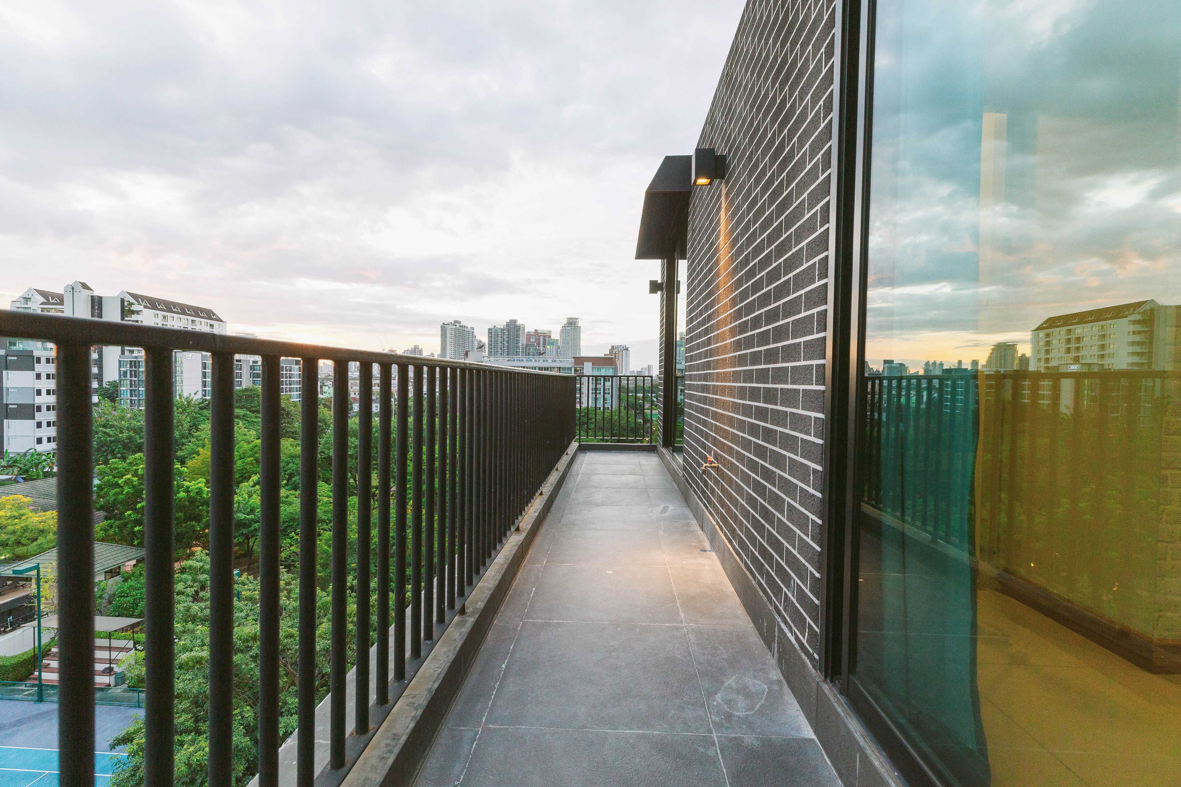 deluxe king room | balcony