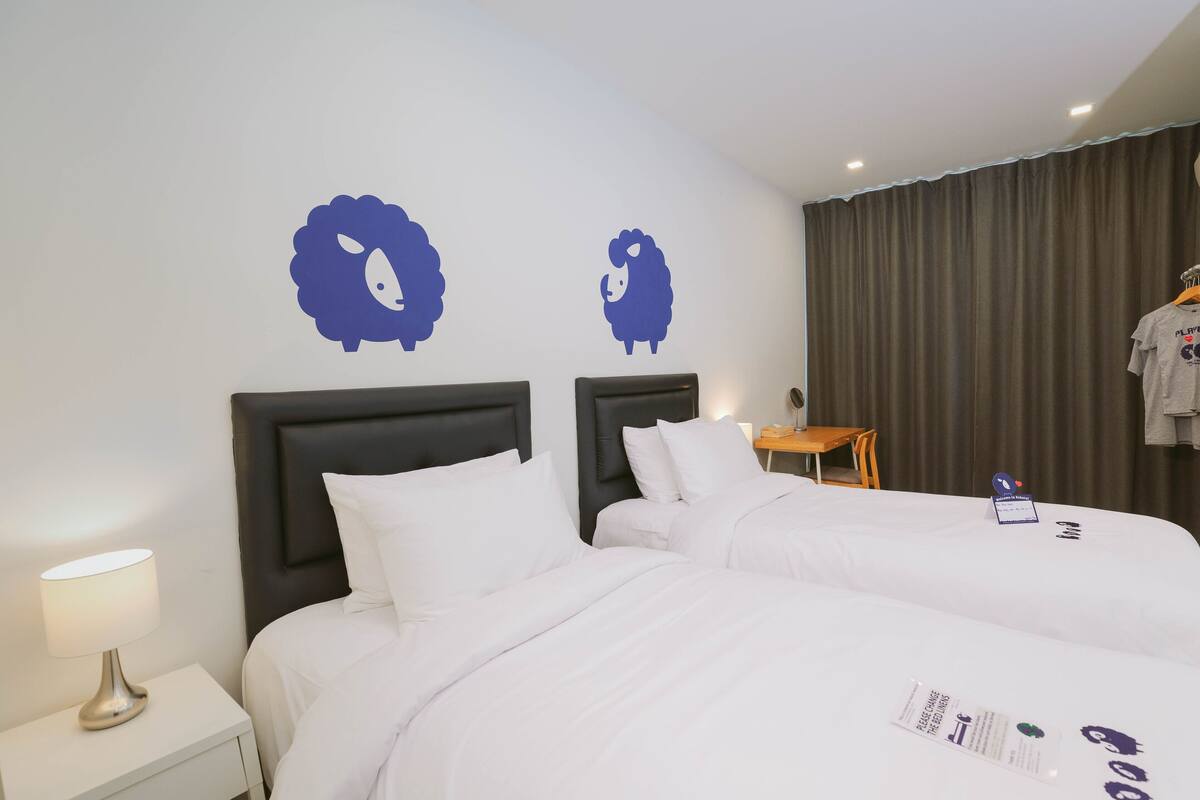 Twin Room | Bureau, rideaux occultants, Wi-Fi gratuit, draps fournis