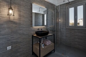 Vila superluxo, vista para a piscina | Banheiro | Chuveiro, secador de cabelo, roupões de banho, chinelos