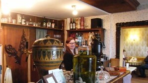 Eine Bar mit Regalen voller Flaschen, einem großen Zierteich und einer Kaffeemaschine.