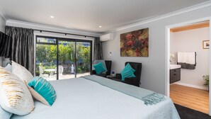 Habitación superior con 1 cama doble o 2 individuales, vistas al jardín