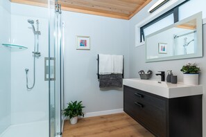 Quarto casal superluxo, vista para o jardim | Banheiro | Chuveiro, chuveiro com efeito de chuva, produtos de toalete grátis 