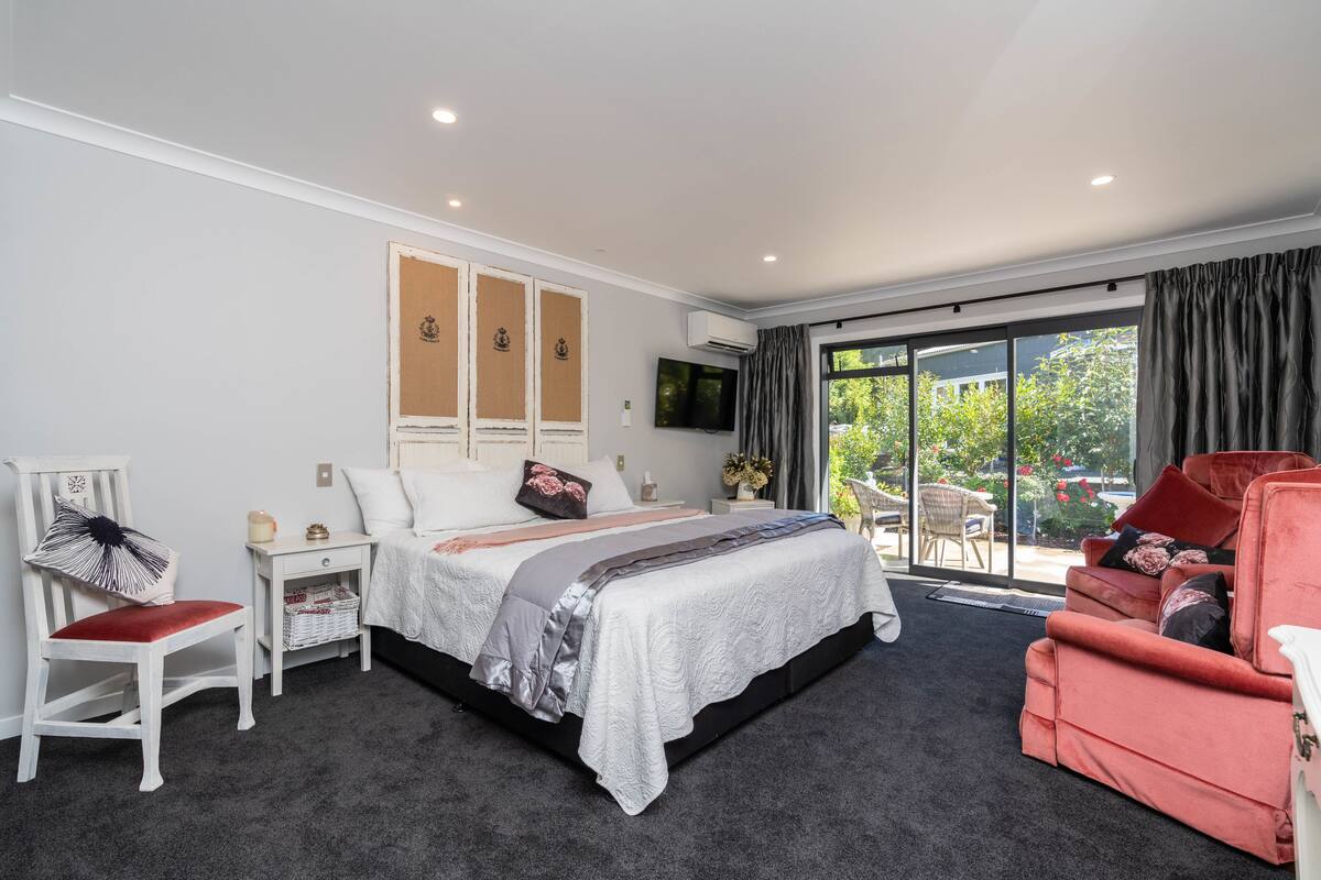 ห้องโรแมนติกสวีท, วิวสวน | ผ้าปูที่นอนฝ้ายอียิปต์, เครื่องนอนระดับพรีเมียม, ผ้าม่านกันแสง