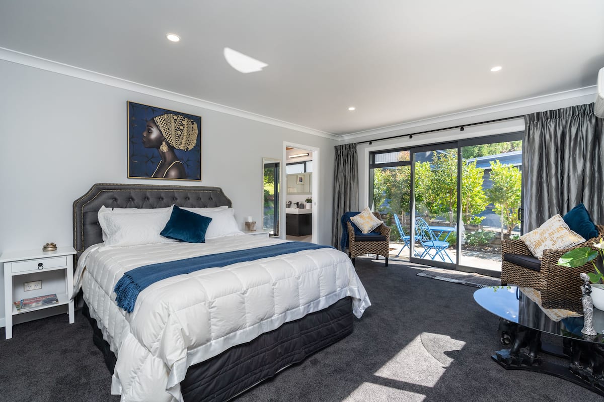 ห้องลักซ์ชัวรี่ดับเบิล, วิวสวน | ผ้าปูที่นอนฝ้ายอียิปต์, เครื่องนอนระดับพรีเมียม, ผ้าม่านกันแสง