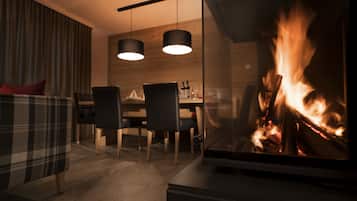 Premium-Apartment (Turmfalke) | Hochwertige Bettwaren, Zimmersafe, individuell dekoriert