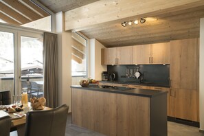 Departamento Premium (Adlerhorst) | Cocina privada | Refrigerador con congelador, microondas, horno y parrilla de estufa