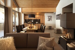 Appartement Premium (Adlerhorst) | Coin séjour | TV connectée de 55 pouces avec chaînes par câble, télévision