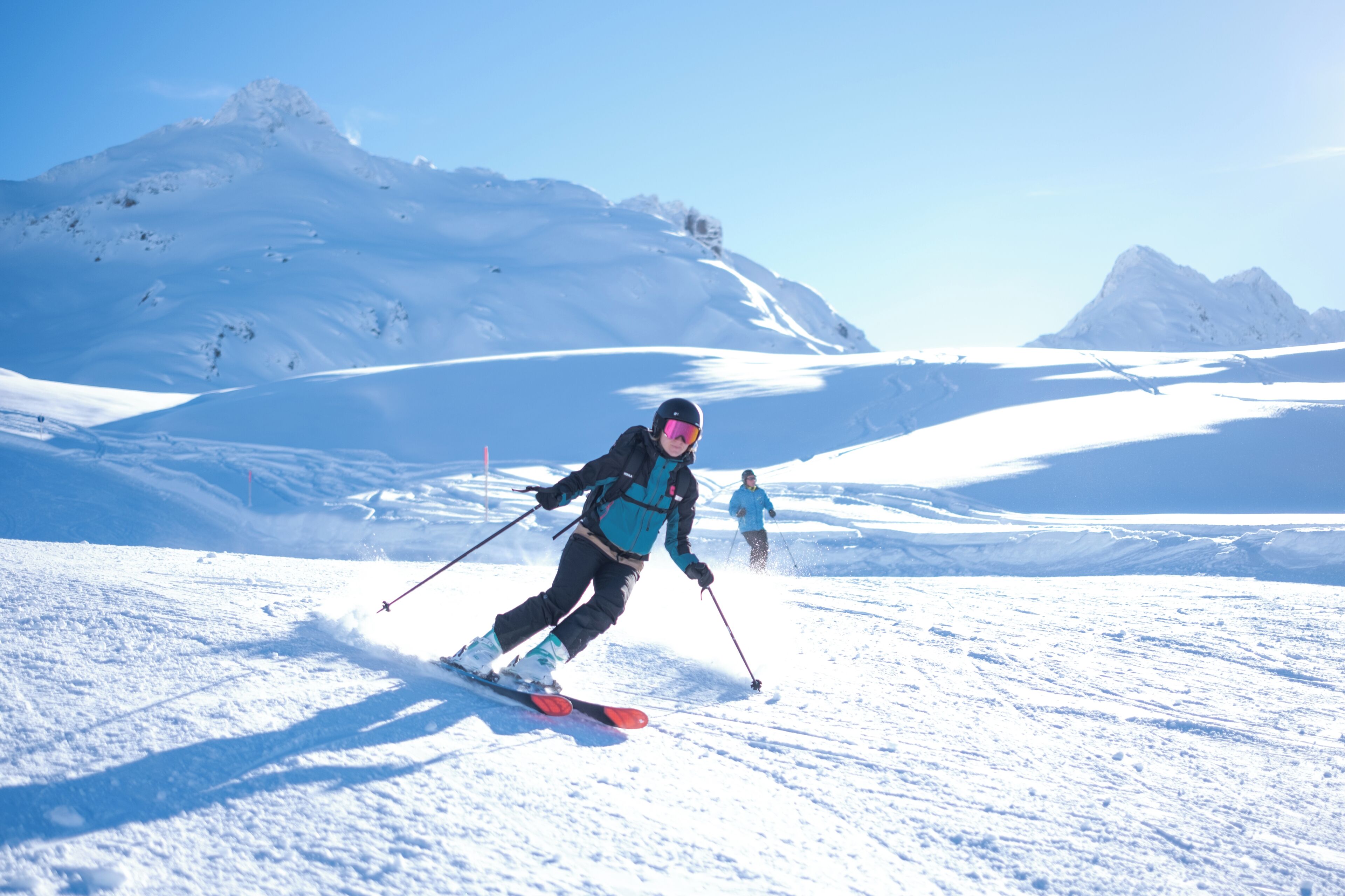 Une piste de ski enneigée avec des skieurs.