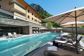 Piscine extérieure, parasols de plage, chaises longues