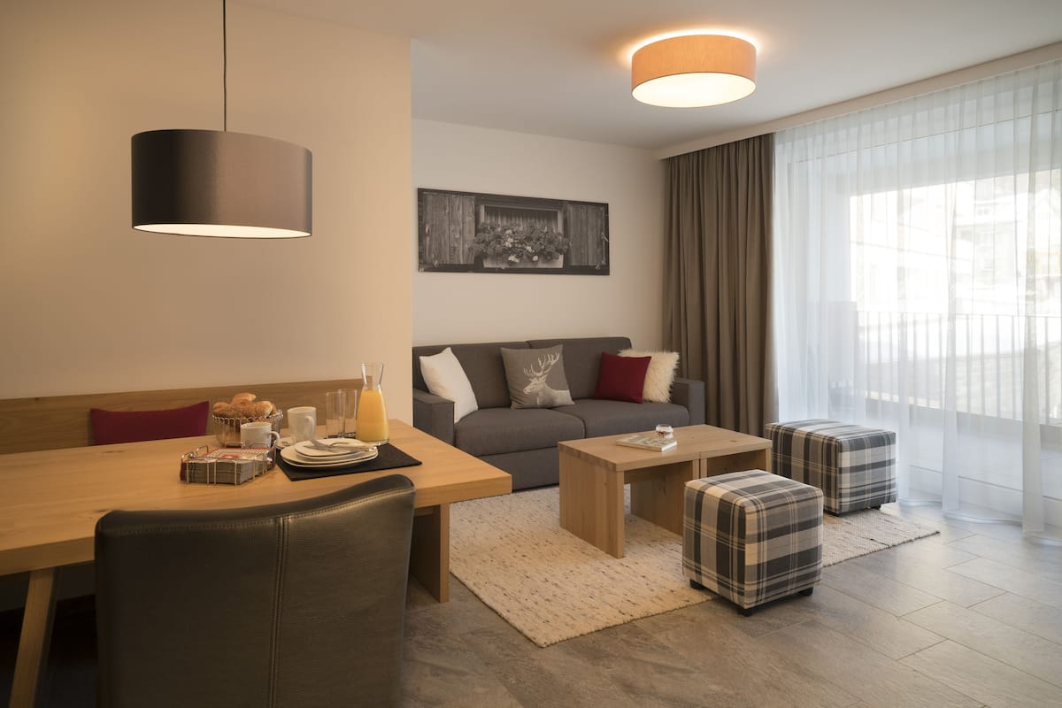 Departamento Premium (Siebenschlaefer) | Área de sala de estar | Smart TV de 55 pulgadas con canales por cable y televisión
