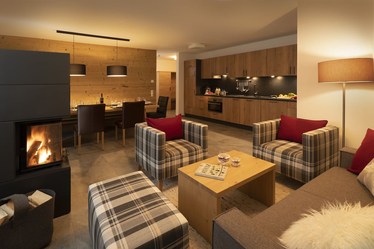 Departamento Premium (Braunbaer) | Cocina privada | Refrigerador con congelador, microondas, horno y parrilla de estufa