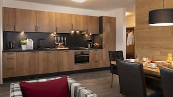 Full-sized fridge, microwave, oven, stovetop