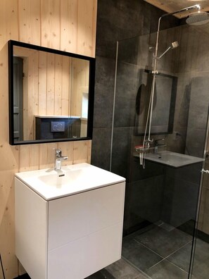 Bathroom - Stylish Lake house, outdoor hottub Lake view Close to nature. Pet friendly. (Våxtorp)