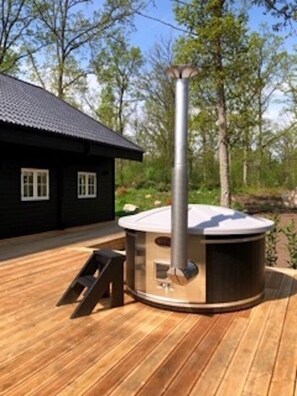 Property grounds - Stylish Lake house, outdoor hottub Lake view Close to nature. Pet friendly. (Våxtorp)