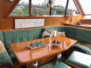 Trailer panorâmico (located on a boat) | Individualmente decorados, individualmente mobiliados, Wi-Fi de cortesia