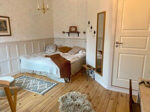 Kamar Double | Didekorasi berbeda-beda dan dilengkapi dengan perabotan berbeda-beda