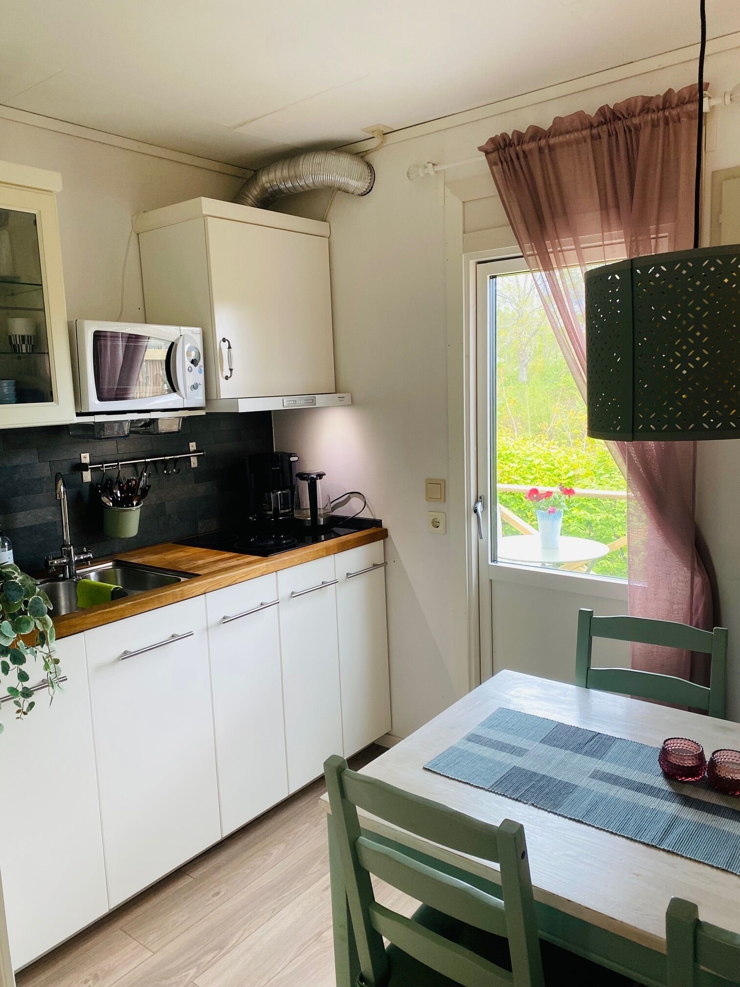 Lägenhet Comfort - utsikt mot kanalen | Eget kök | Mikro i allmänt utrymme, kaffe- och tebryggare och vattenkokare