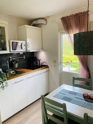 Apartamento conforto, vista para o canal | Cozinha privada | Micro-ondas em uma área comum, cafeteira/chaleira, chaleira elétrica