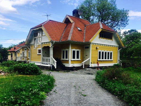 Front of property - Pensionat Kanalvillan (Väddö)
