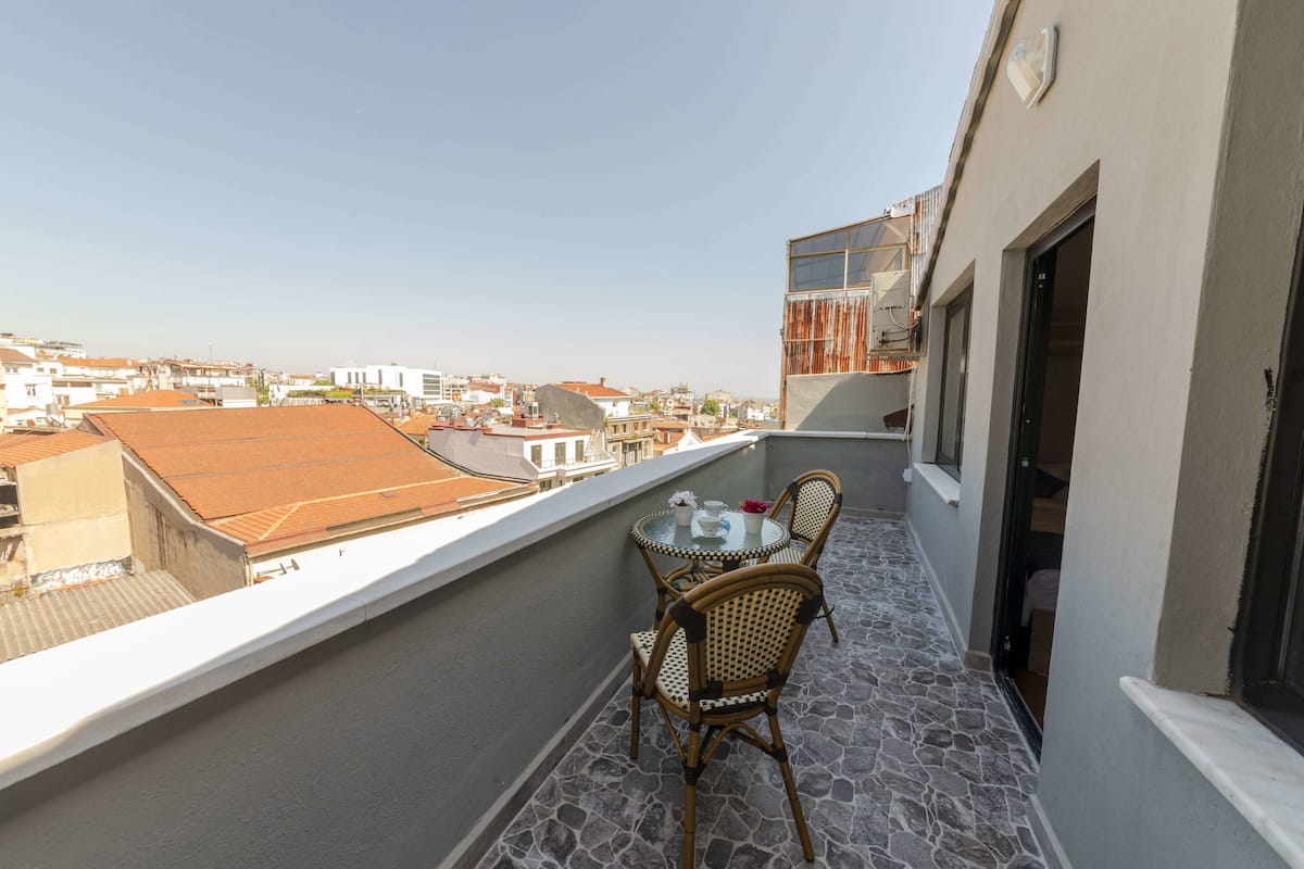 King Suite with Balcony | Ropa de cama hipoalergénica y caja de seguridad en la habitación