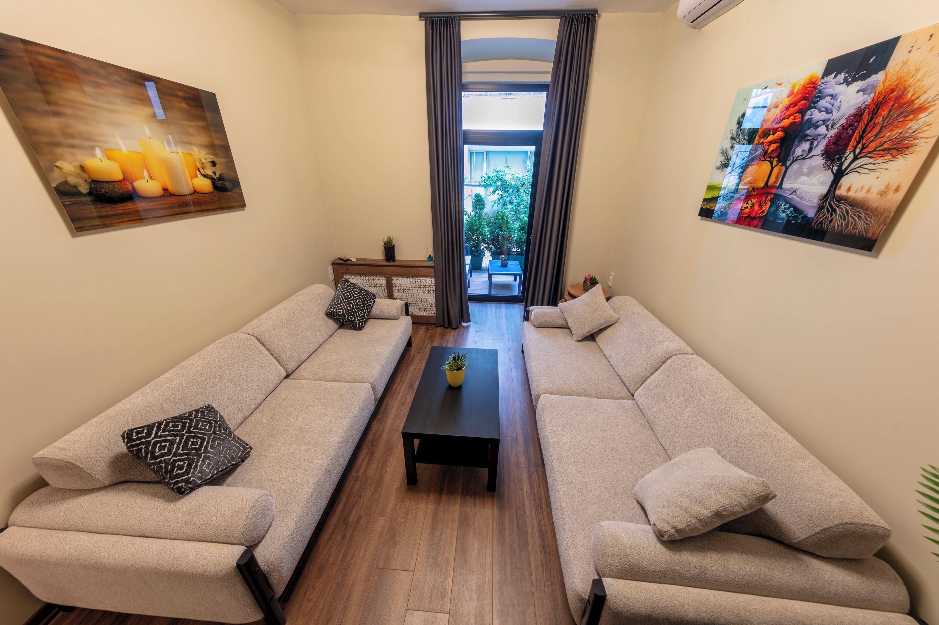 Suite with Garden View | Living area