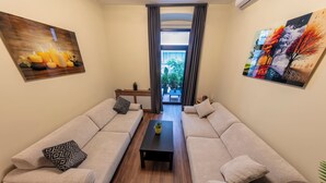 Suite with Garden View | Ruang tamu