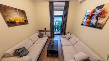 Suite with Garden View | Living area